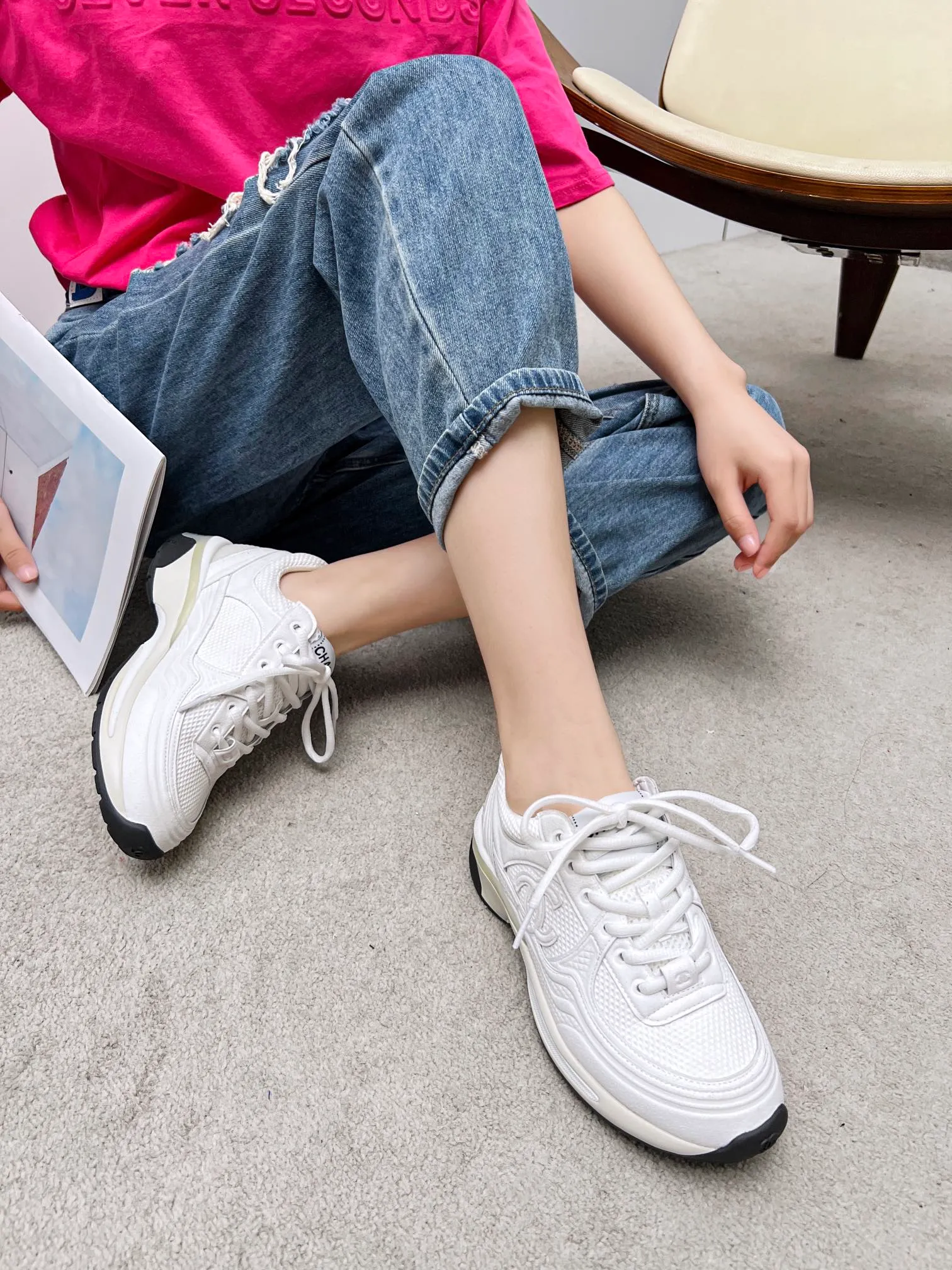 👟👟Ex-factory price 640👟👟 chanel Chanel 2024 early spring vacation series latest casual sports shoes silver white, gold white, silver gray, black and red! Incomparably beautiful and easy to wear, very light, the lining is also super soft, super comfortable, the upper is breathable, the color is high-end and durable, versatile. Upper: cowhide and cloth stitching. Inner: breathable mesh. Original foam combination outsole. Size: 35-40.